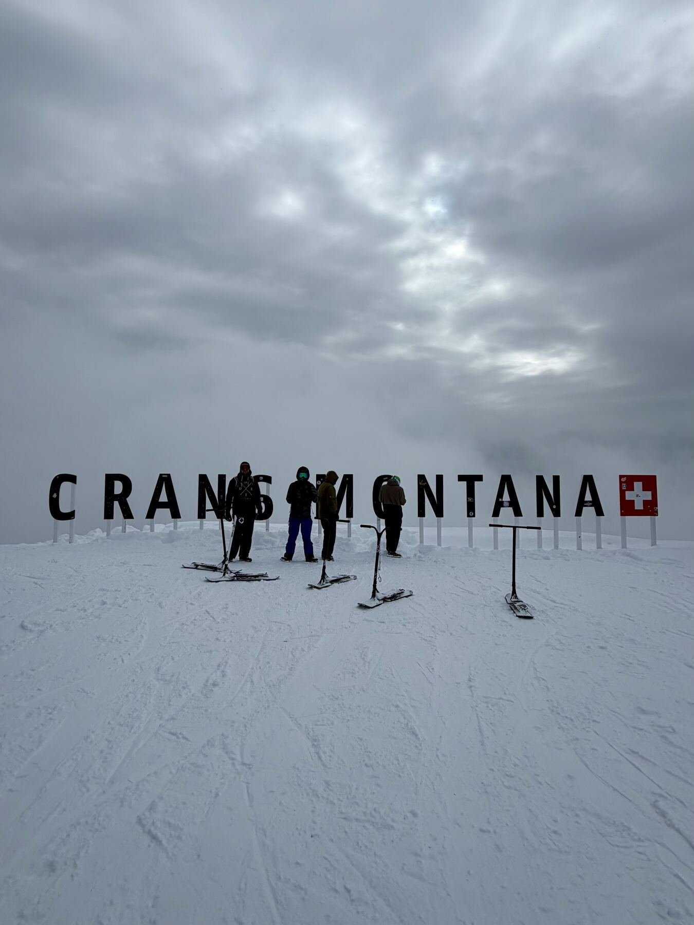 Riders BDK et leurs snowscoots devant les lettres Crans-Montana